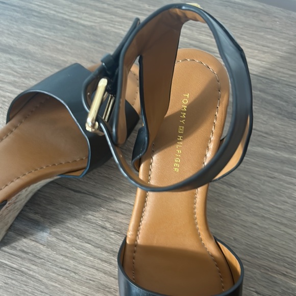 TOMMY HILFIGER BLACK LEATHER WEDGES SANDALS WITH ANKLE STRAPS IN SIZE 7.5 M - Picture 10 of 10
